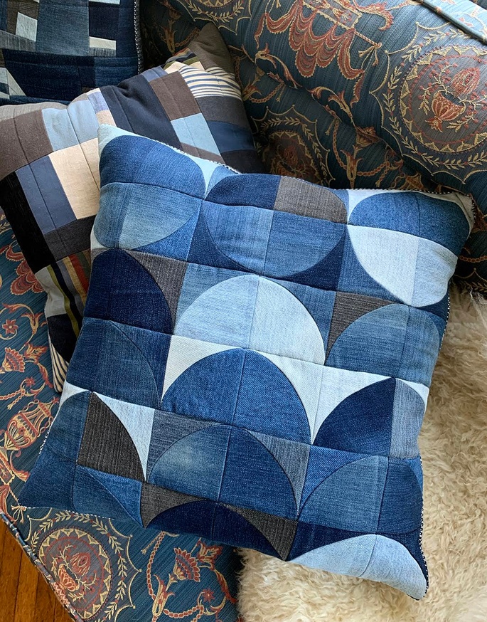 Quilted Patchwork Pillow (Blue Circle)