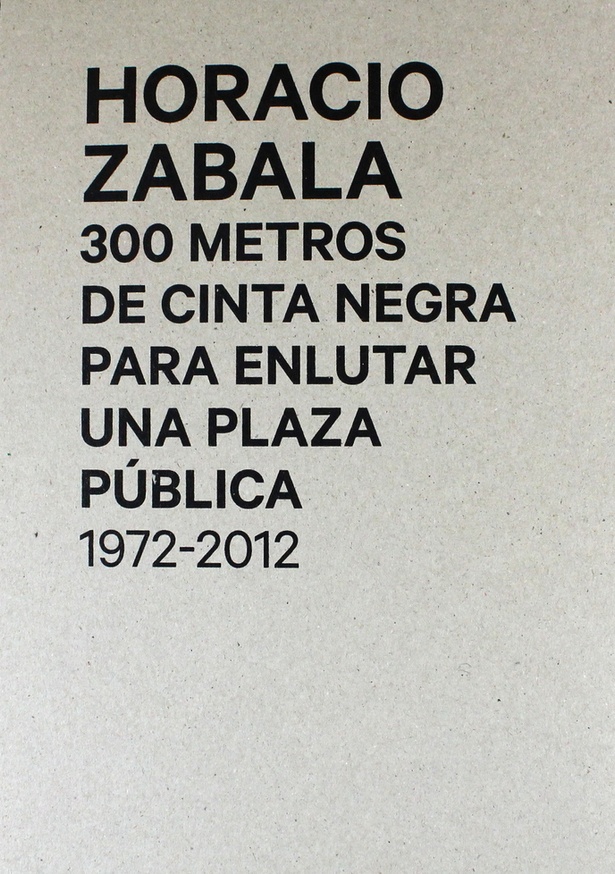 300 metros de cinta negra para enlutar una plaza pública 1972-2012